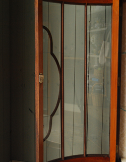 私のお家がギャラリーに変身！美しいガラスのキャビネット