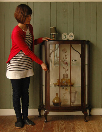 ガラスの美しさに見とれてしまうアンティーク ショーケース