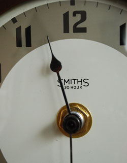 美しいガラス扉と実用的な時計が魅力的！
と～っても珍しいアンティークの飾り棚