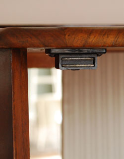 美しいガラス扉と実用的な時計が魅力的！
と～っても珍しいアンティークの飾り棚