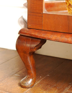 美しいガラス扉と実用的な時計が魅力的！
と～っても珍しいアンティークの飾り棚