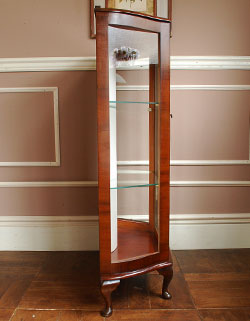 美しいガラス扉と実用的な時計が魅力的！
と～っても珍しいアンティークの飾り棚