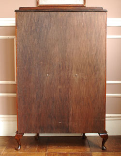 美しいガラス扉と実用的な時計が魅力的！
と～っても珍しいアンティークの飾り棚