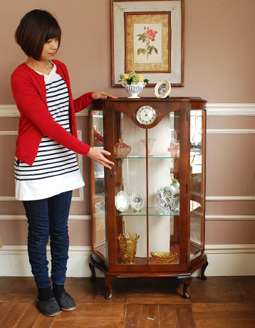 美しいガラス扉と実用的な時計が魅力的！
と～っても珍しいアンティークの飾り棚
