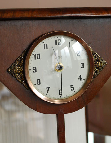 美しいガラス扉と実用的な時計が魅力的！
と～っても珍しいアンティークの飾り棚