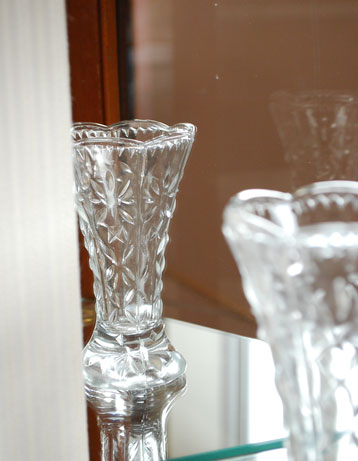 美しいガラス扉と実用的な時計が魅力的！
と～っても珍しいアンティークの飾り棚