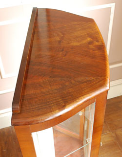 美しいガラス扉と実用的な時計が魅力的！
と～っても珍しいアンティークの飾り棚