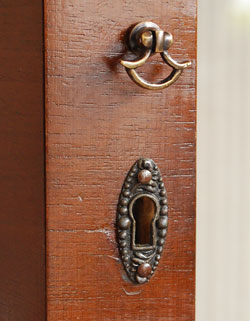 美しいガラス扉と実用的な時計が魅力的！
と～っても珍しいアンティークの飾り棚