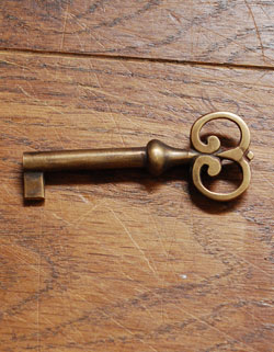 美しいガラス扉と実用的な時計が魅力的！
と～っても珍しいアンティークの飾り棚