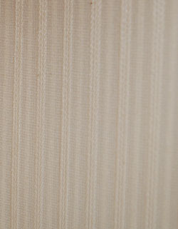 美しいガラス扉と実用的な時計が魅力的！
と～っても珍しいアンティークの飾り棚