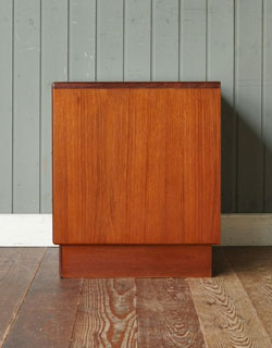 q-194-f アンティークのベッドサイドチェスト