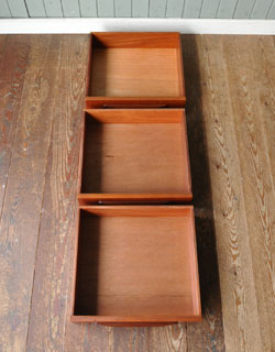 q-194-f アンティークのベッドサイドチェスト