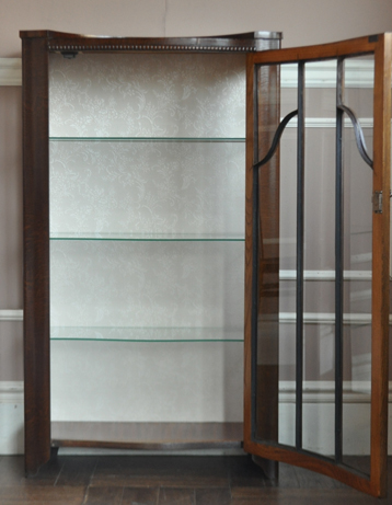 私のお家がギャラリーに変身！美しいガラスのキャビネット