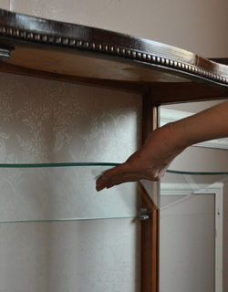 私のお家がギャラリーに変身！美しいガラスのキャビネット