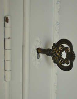 q-237-f アンティークワードローブ