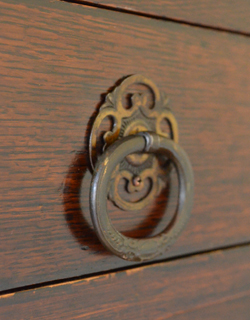 こちらは引き出しの取っ手。(q-239-f) q-239-f アンティークのビューローブックケース