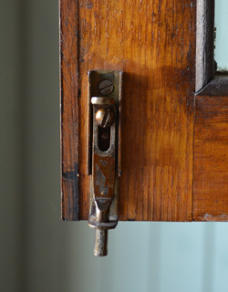 ストッパーがあるので、安全にお使いいただけます。(q-239-f) q-239-f アンティークのビューローブックケース