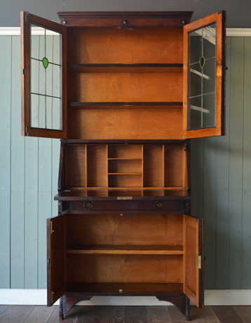 外国製のビューローは装飾があちこちにあるので、絵になるアイテム。毎日開くたび上質な大人の気分を味わえます。(q-239-f) q-239-f アンティークのビューローブックケース