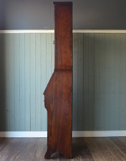 ビューロー部分を閉じると、すっきりしたキャビネットになります。閉じておいても美しく絵になります。(q-239-f) q-239-f アンティークのビューローブックケース