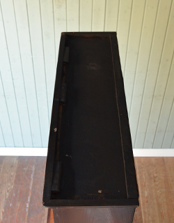 天板の部分もキレイに塗装を仕上げました。木製で丈夫です。しっかり作られているので安心してお使いください。(q-239-f) q-239-f アンティークのビューローブックケース