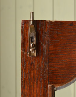 扉を留めるためのストッパーも当時のものです。使えるようにお直ししているのでご安心ください。(q-246-f) q-246-f アンティークブックケース