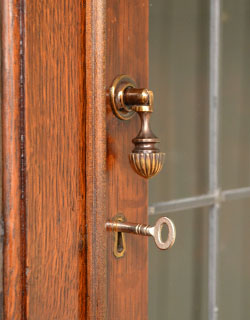 お花の小さな取っ手です。(q-246-f) q-246-f アンティークブックケース