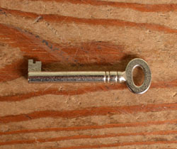 扉の鍵もアンティーク。アクセサリーにしてもいいですよ。(q-246-f) q-246-f アンティークブックケース