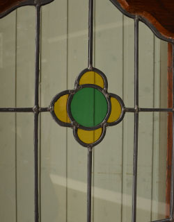 ガラスも当時のもの。美しい状態です!ステンドグラスと同じケイムで仕上がっています。(q-246-f) q-246-f アンティークブックケース