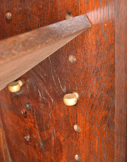 棚板は取り外すことも可能です。高さは5cm刻みで変えることができるので、好きな位置に取り付けてください。(q-246-f) q-246-f アンティークブックケース