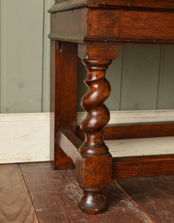 脚もツイストがあって美しい形です。しっかりとした安定感があります。(q-246-f) q-246-f アンティークブックケース