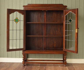 内側も茶色なので落ち着きがあってかっこいいです。両開きで出し入れもしやすいですよ。しっかりメンテナンスしてからお届けしますので安心してお使いいただけます。(q-246-f) q-246-f アンティークブックケース