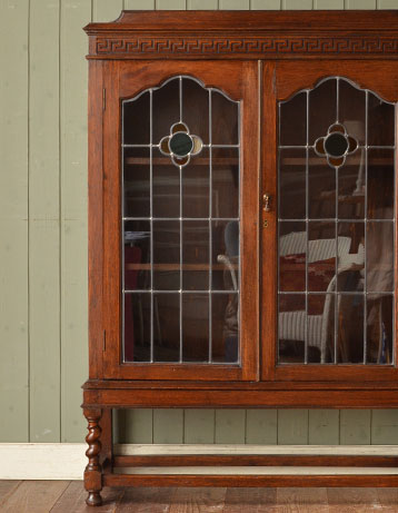 風格と品があるので、リビングはもちろん、和室や書斎、客間にも最適。食器や写真立て、本やDVDなどなど、たくさん飾ればディスプレイの幅が広がります!ガラスが大きいので、中に飾ったものがいい感じに見えてオシャレになります。(q-246-f) q-246-f アンティークブックケース