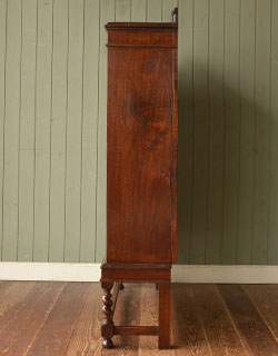 横から見てもピカピカです。木目もキレイです。(q-246-f) q-246-f アンティークブックケース