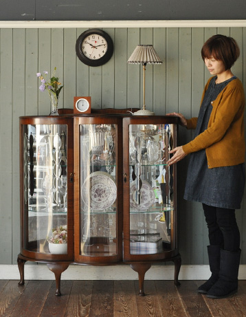 q-281-f アンティークのガラスキャビネット人入り