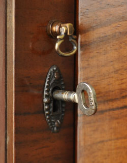 q-281-f アンティークのガラスキャビネット鍵