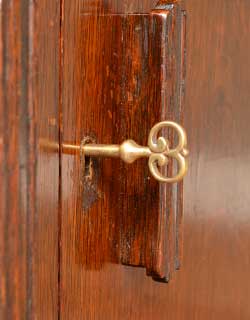 q-295-f アンティークサイドボードの鍵穴