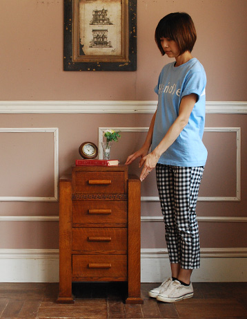 q-300-f アンティークベッドサイドチェストのモデル入り