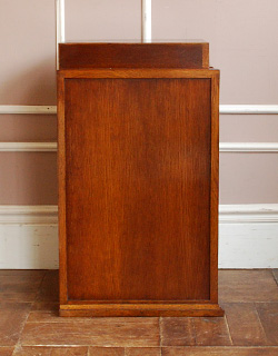 q-300-f アンティークベッドサイドチェストの横