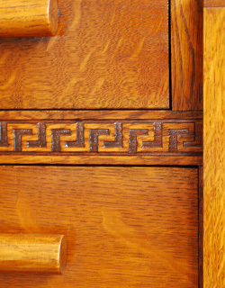 q-300-f アンティークベッドサイドチェストの彫り