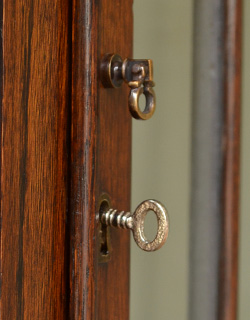 q-302-f アンティークガラスキャビネットの鍵穴