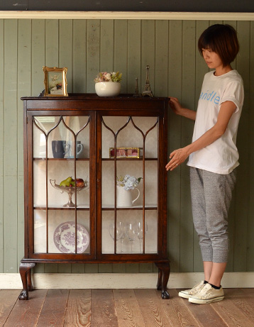 q-302-f アンティークガラスキャビネットのモデル入り