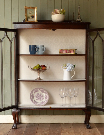 q-302-f アンティークガラスキャビネットのオープン時