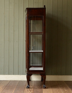q-302-f アンティークガラスキャビネットの横