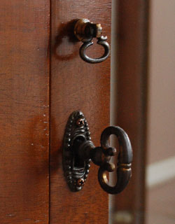 q-305-f アンティークガラスキャビネットの鍵