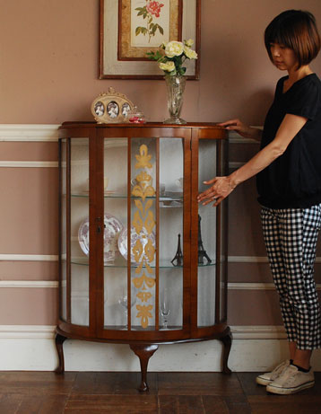 q-305-f アンティークガラスキャビネットのモデル入り