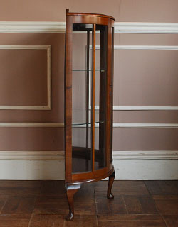 q-305-f アンティークガラスキャビネットの横から