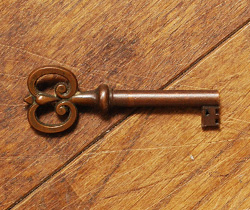 q-308-f アンティークガラスキャビネットの鍵