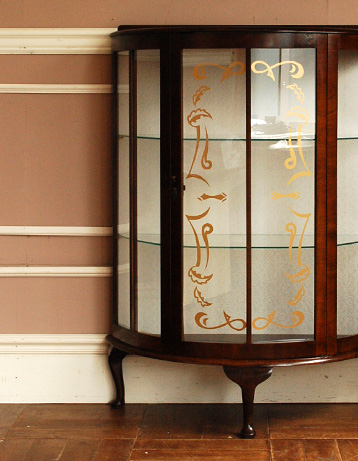 q-308-f アンティークガラスキャビネットのアップ