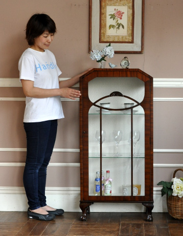 q-310-f アンティークガラスキャビネットのモデル入り