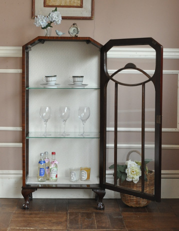 q-310-f アンティークガラスキャビネットのオープン時